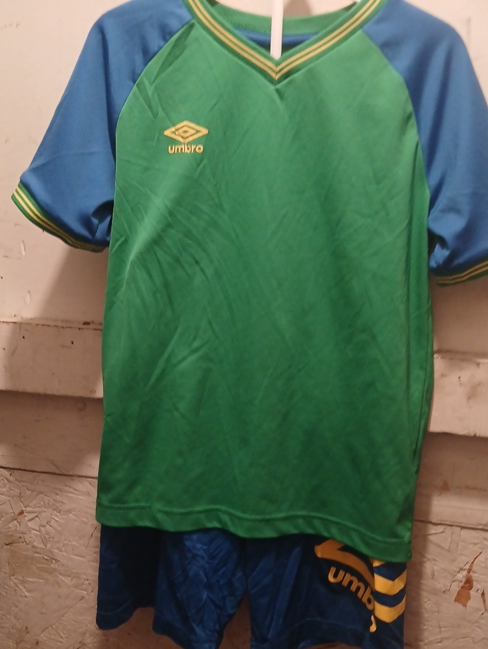 Umbro Green & Blue Kids Soccer Jersey with Yellow Logo Size M